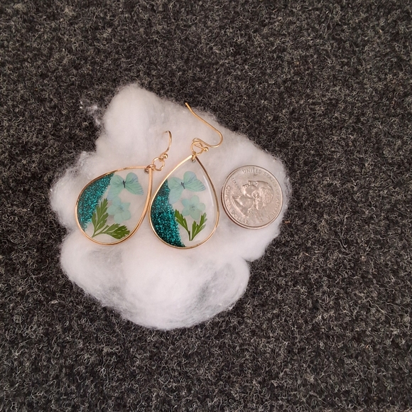 💥SALE💥HILDIE & JO, Butterfly & Flower Dangle Earrings NWT - Picture 2 of 5